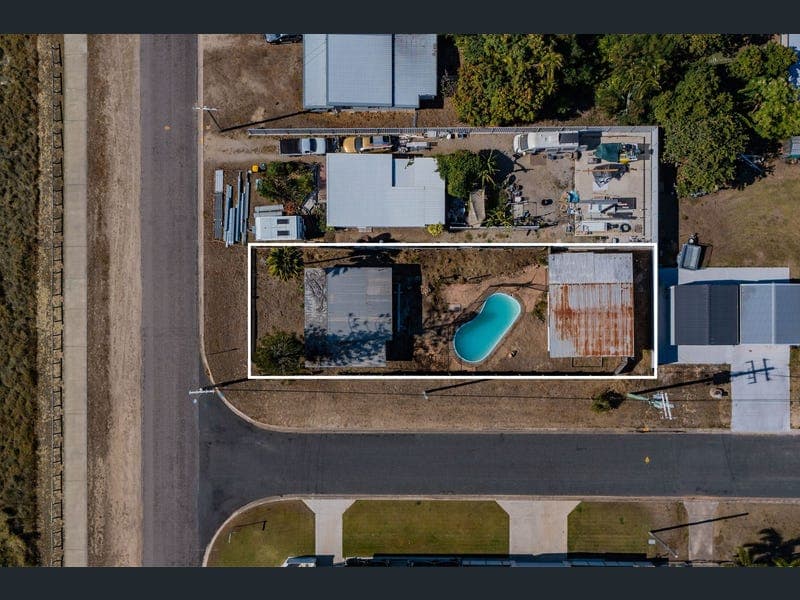 127 Queens Beach Esplanade, Bowen — photo 1 of 5