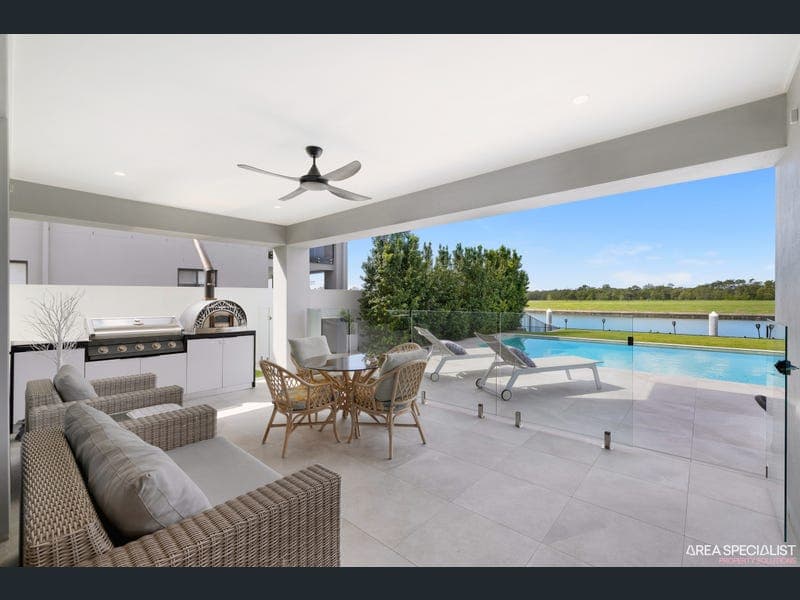 140 Paradise Parade, Jacobs Well — photo 1 of 5