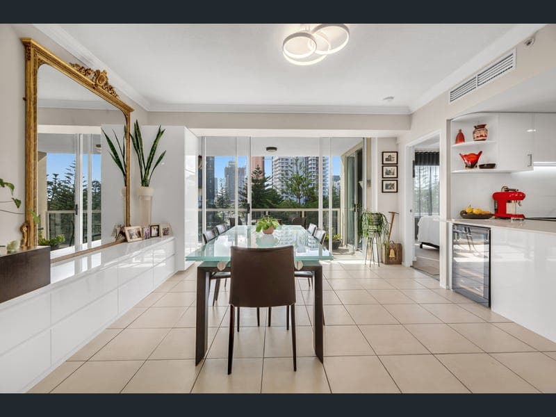 15/20 Queensland Avenue, Broadbeach — photo 1 of 5