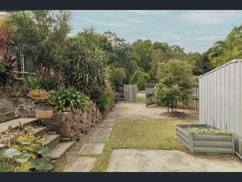 7 Allamanda Avenue, Little Mountain — photo 1 of 5