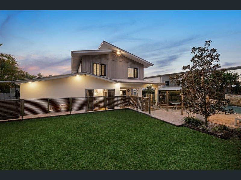 52 Goodenia Crescent, Seventeen Mile Rocks — photo 1 of 5