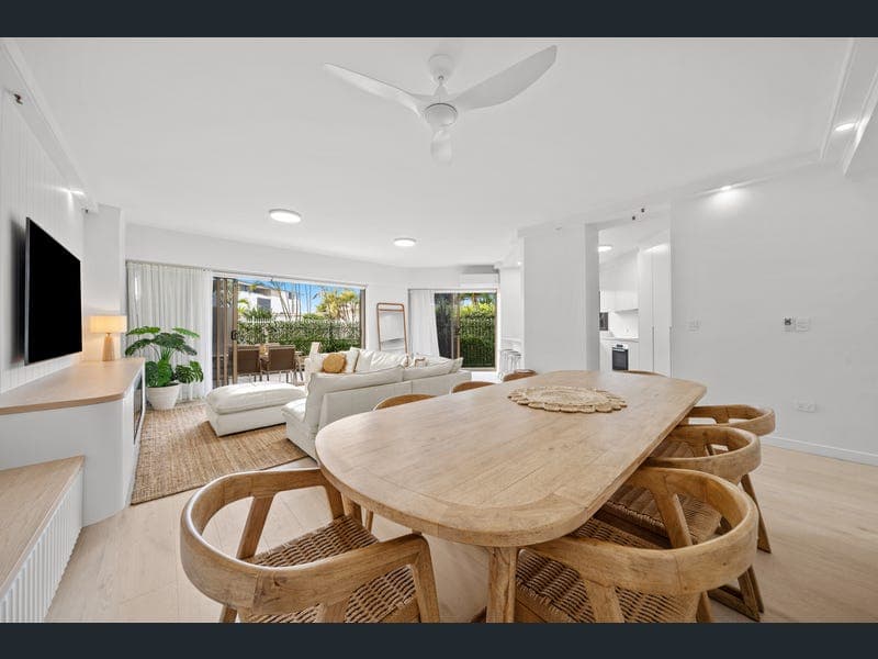2/3554 Main Beach Parade — photo 1 of 5