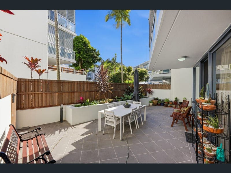 2008/1 Ocean Street, Burleigh Heads — photo 1 of 5