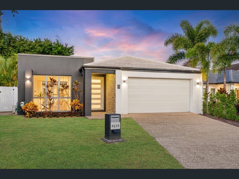 9124 Peter Senior Drive, Hope Island — photo 1 of 5