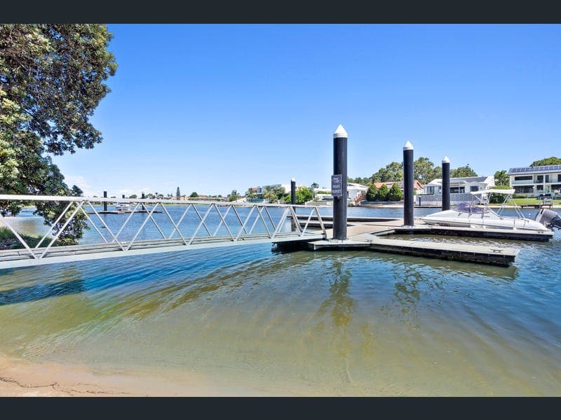11/54 Hooker Boulevard, Mermaid Waters — photo 1 of 5