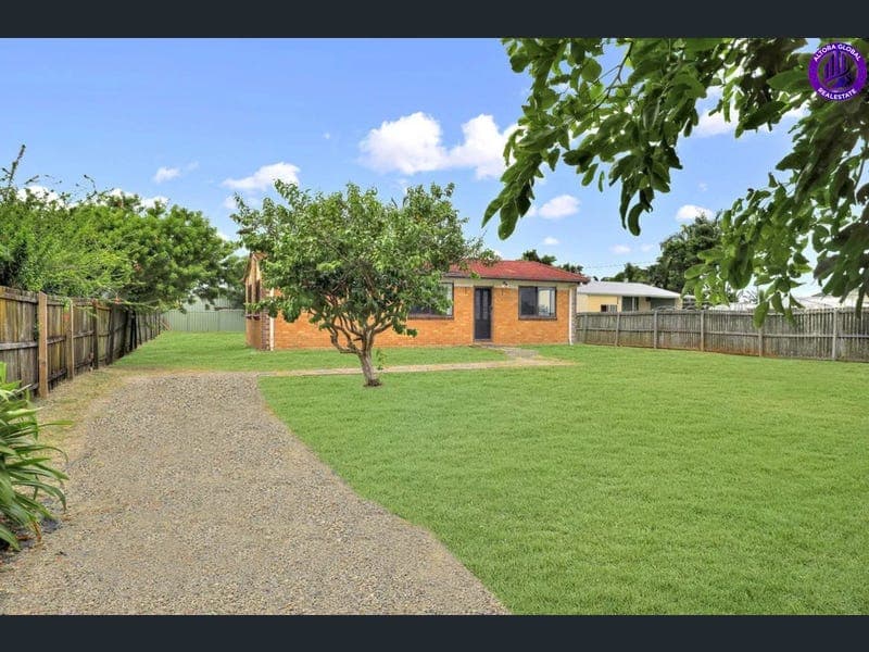 83 KINCH STREET, Burnett Heads — photo 1 of 5