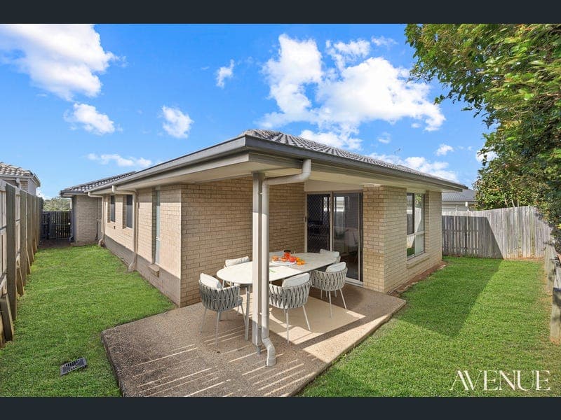15 Hobson Place, Boronia Heights — photo 1 of 5