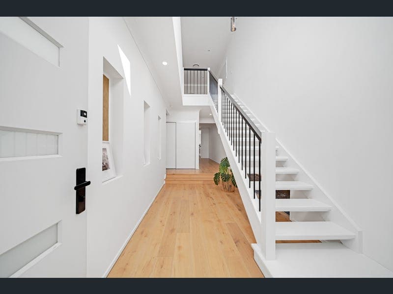 8 Suffolk Place, Pallara — photo 1 of 5