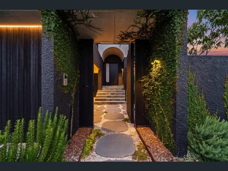 30 Aruma Avenue, Burleigh Waters — photo 1 of 5
