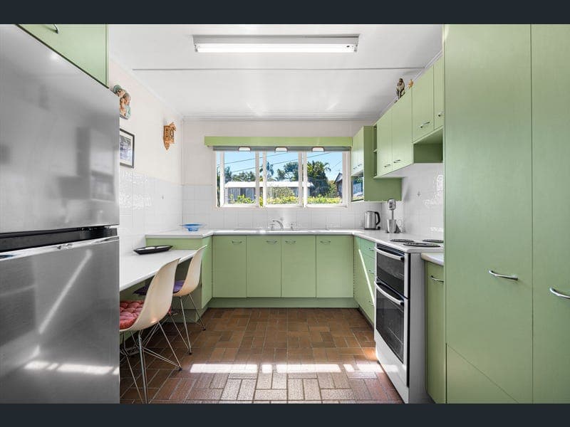 34 Banoon Drive, Wynnum — photo 1 of 5