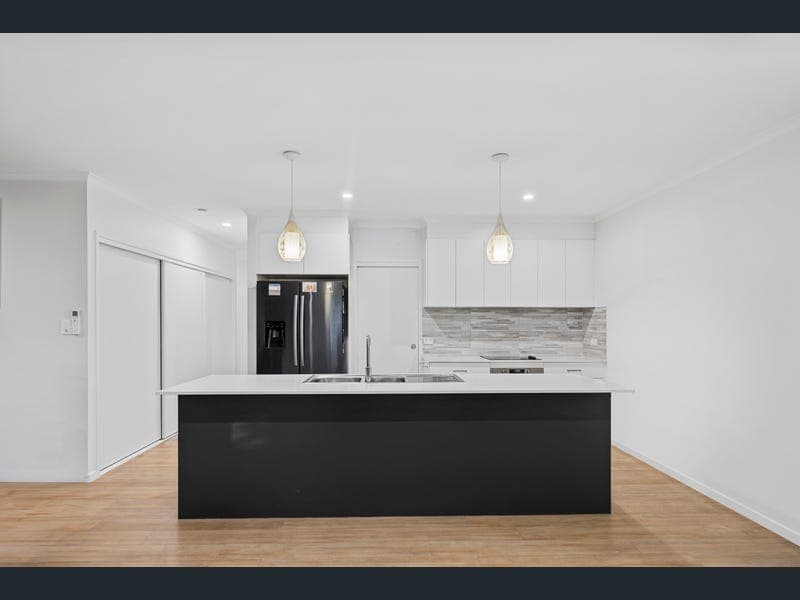 6 Hampton Court, Southside — photo 1 of 5