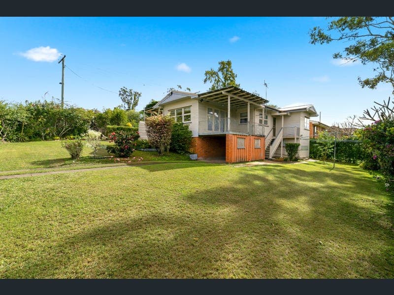 18 Tracey Street, Kenmore — photo 1 of 5