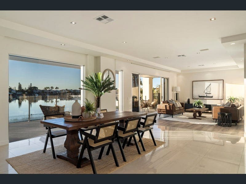 10 Calmwater Crescent, Helensvale — photo 1 of 5