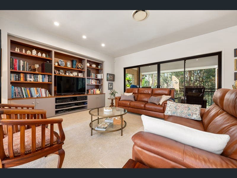 30 David Road, Holland Park — photo 1 of 5