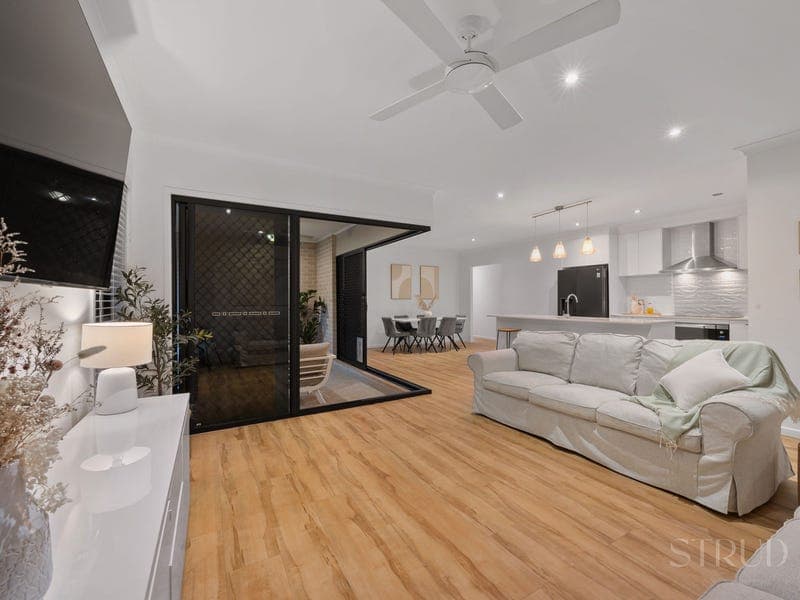 6 Callistemon Crescent, Deebing Heights — photo 1 of 5