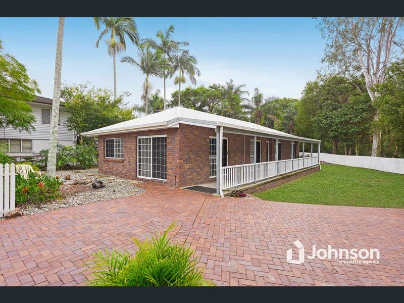 10 Donbeth Street, Wynnum West — photo 1 of 5