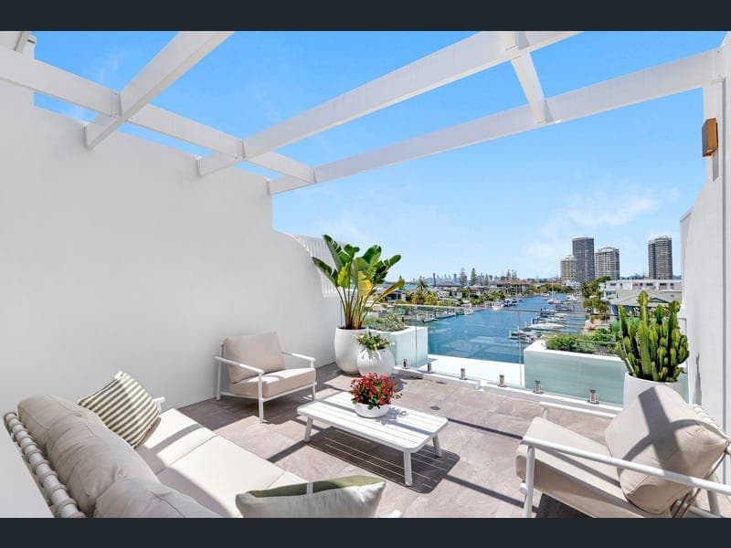 2/10-12 Jennifer Avenue, Runaway Bay — photo 1 of 5