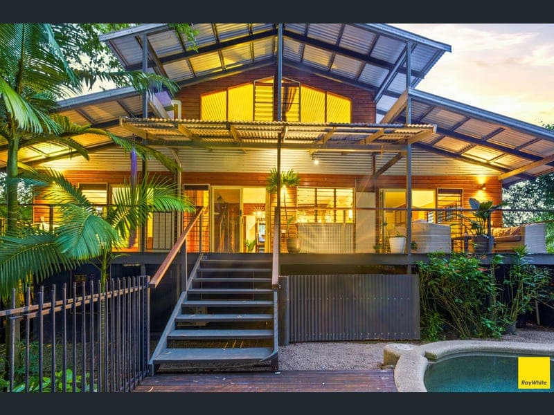 35 Batt Street, Clifton Beach — photo 1 of 5