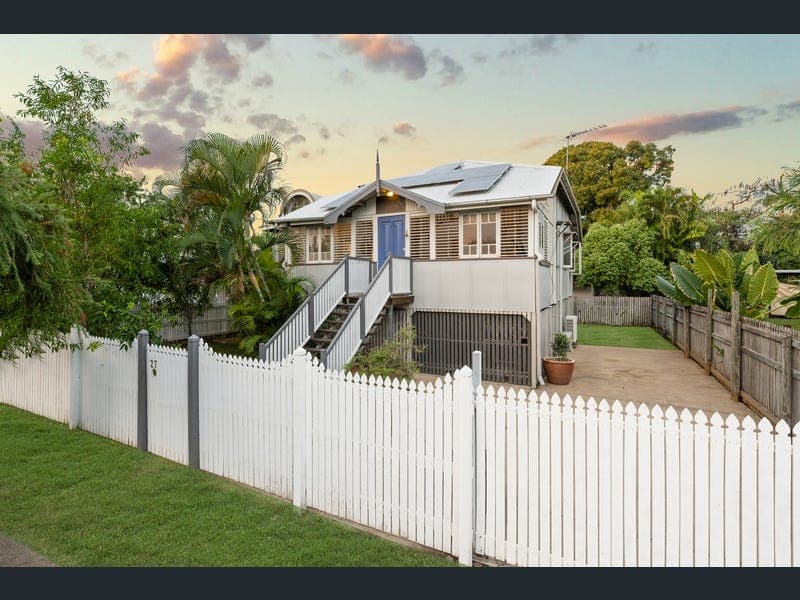 27 Tenth Avenue, Railway Estate — photo 1 of 5