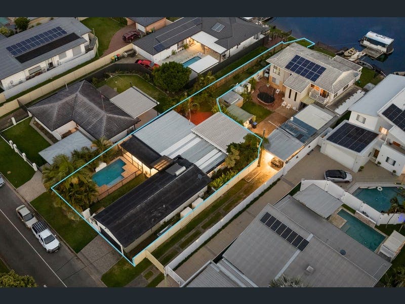 66 Poinciana Boulevard, Broadbeach Waters — photo 1 of 5
