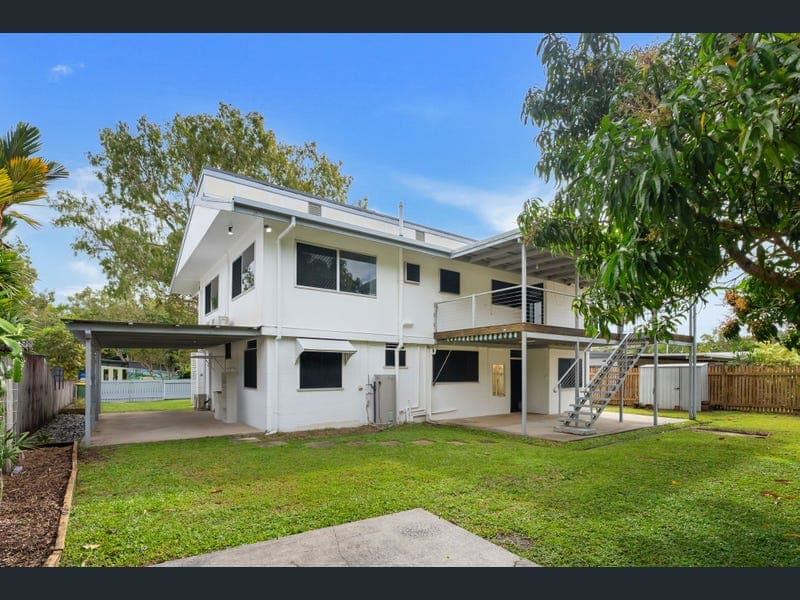 10 Jacaranda, Holloways Beach — photo 1 of 5