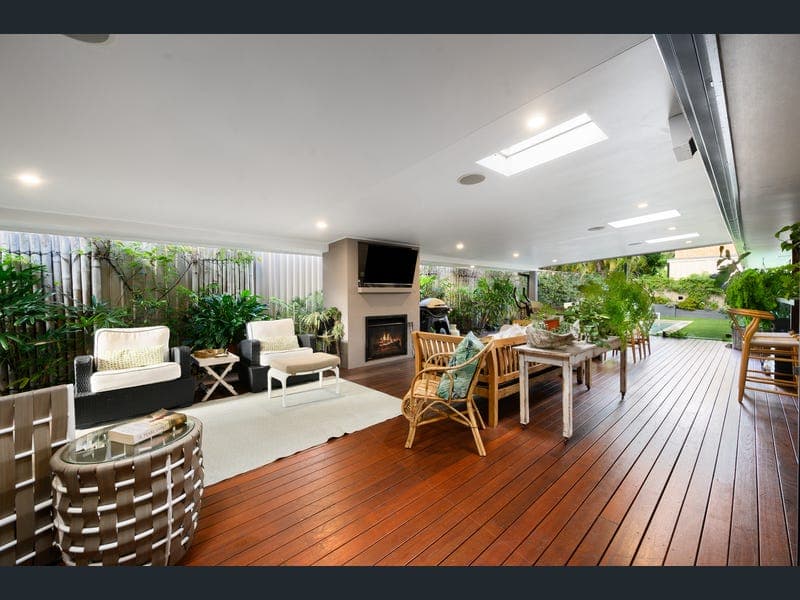 1 Flinders Court, Paradise Point — photo 1 of 5