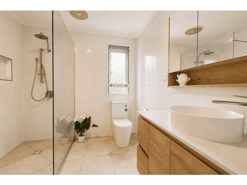 9 TIPPETT STREET, Gulliver — photo 1 of 5