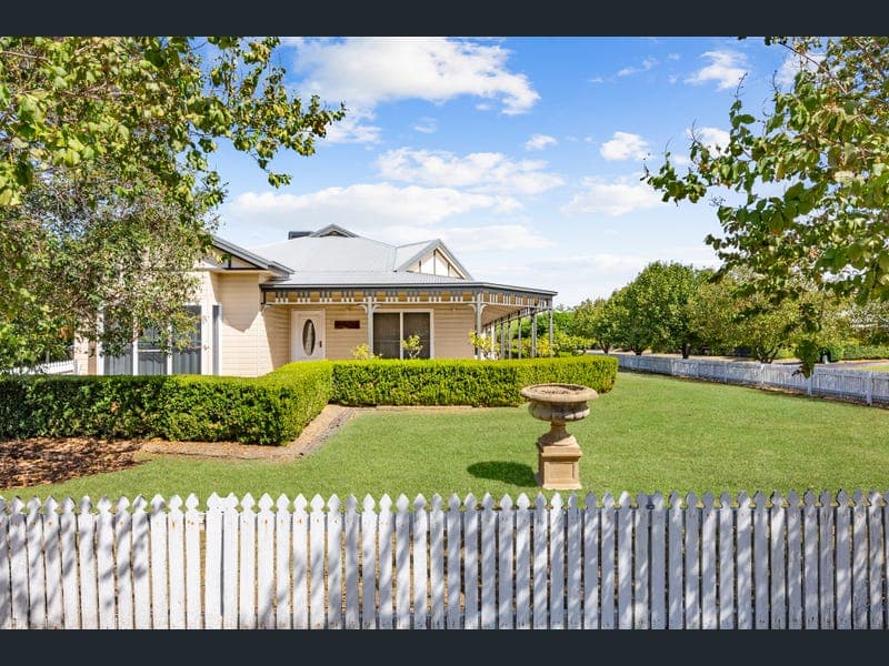 2 Woorak Court, Goondiwindi — photo 1 of 5