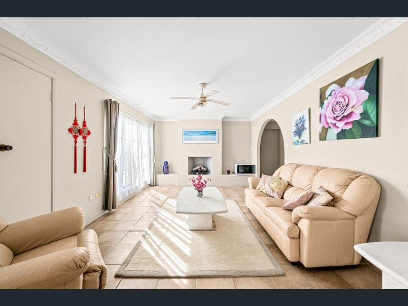 10 Whitehall Street, Macgregor — photo 1 of 5