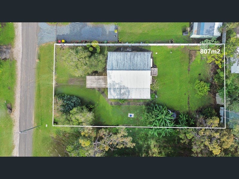17 George Street, Macleay Island — photo 1 of 5