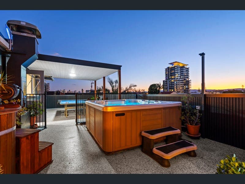 10/88 Stanhill Drive, Chevron Island — photo 1 of 5