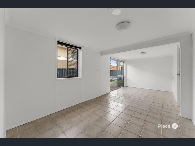 12 Makaha Drive, Birkdale — photo 1 of 5
