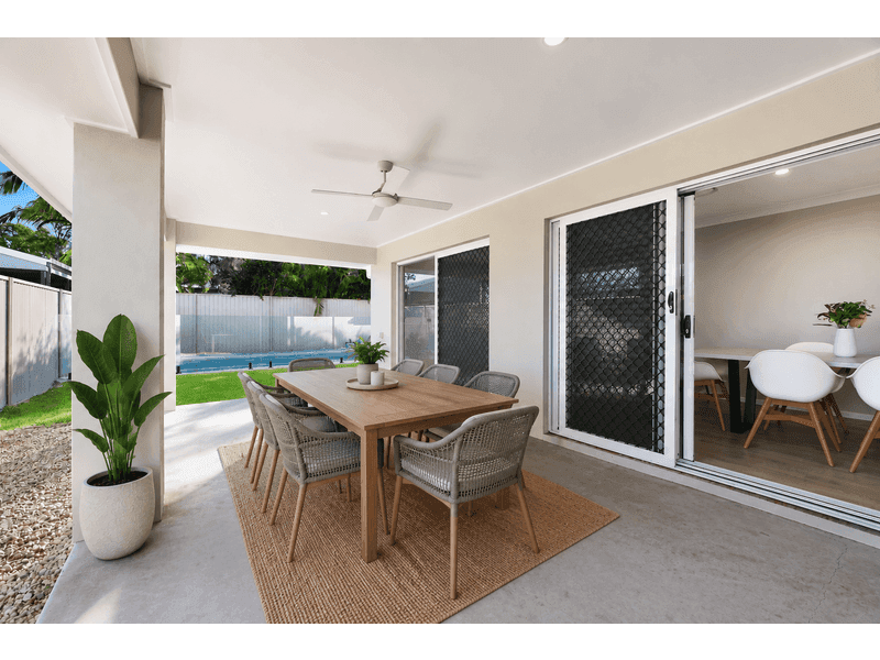 10 Mungera Street, Biggera Waters — photo 1 of 5