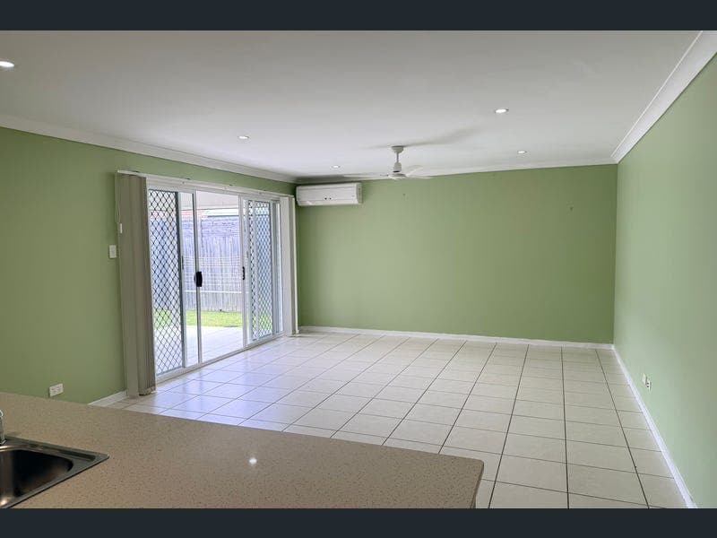 1/4 Winchester Crescent, Pimpama — photo 1 of 5