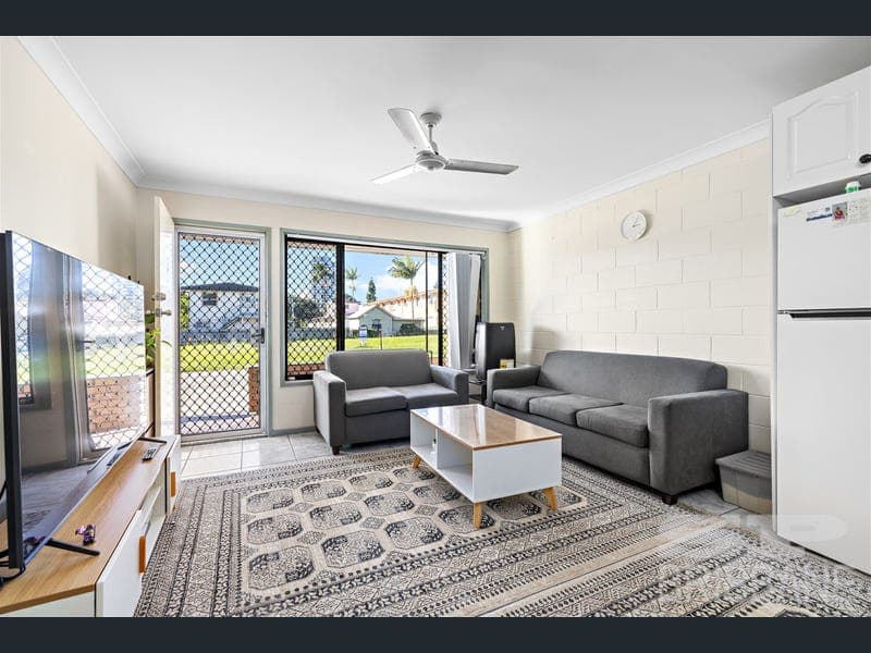 2/13F Wyndham Avenue, Southport — photo 1 of 5