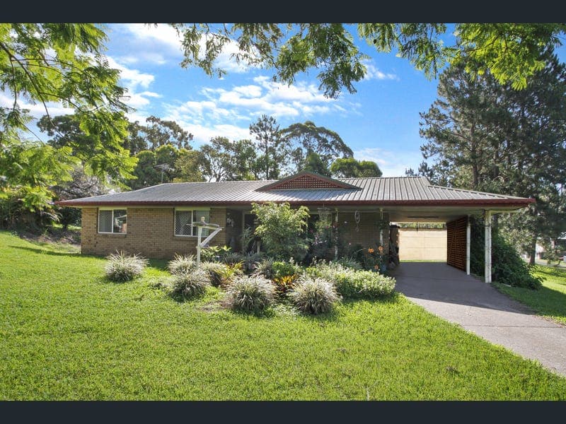 15 Lemontree Dr, Macleay Island — photo 1 of 5