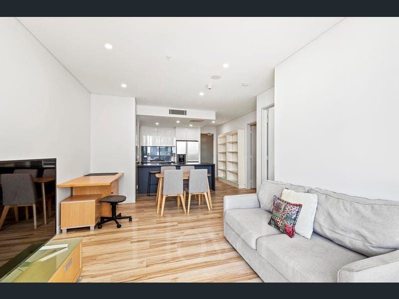 1102/2 Como Crescent, Southport — photo 1 of 5