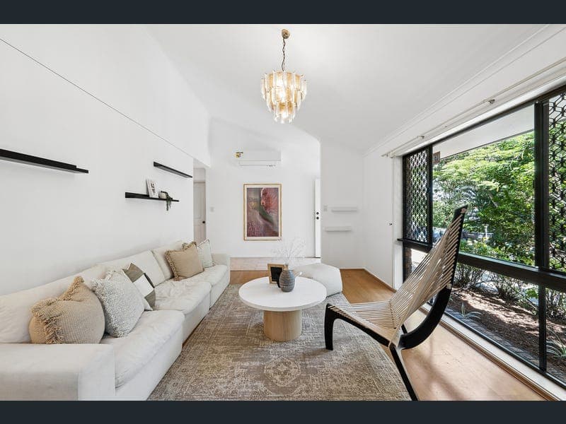 124 Arrabri Avenue, Mount Ommaney — photo 1 of 5