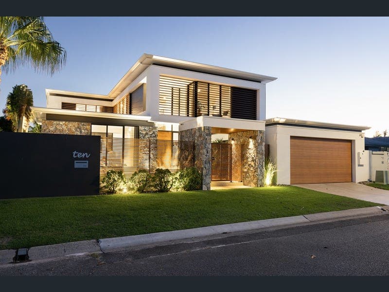 10 Coobowie Street, Broadbeach Waters — photo 1 of 5