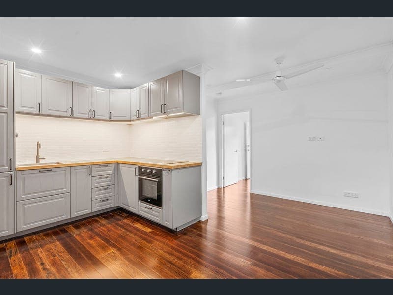 2/17 Park Road, Yeronga — photo 1 of 5