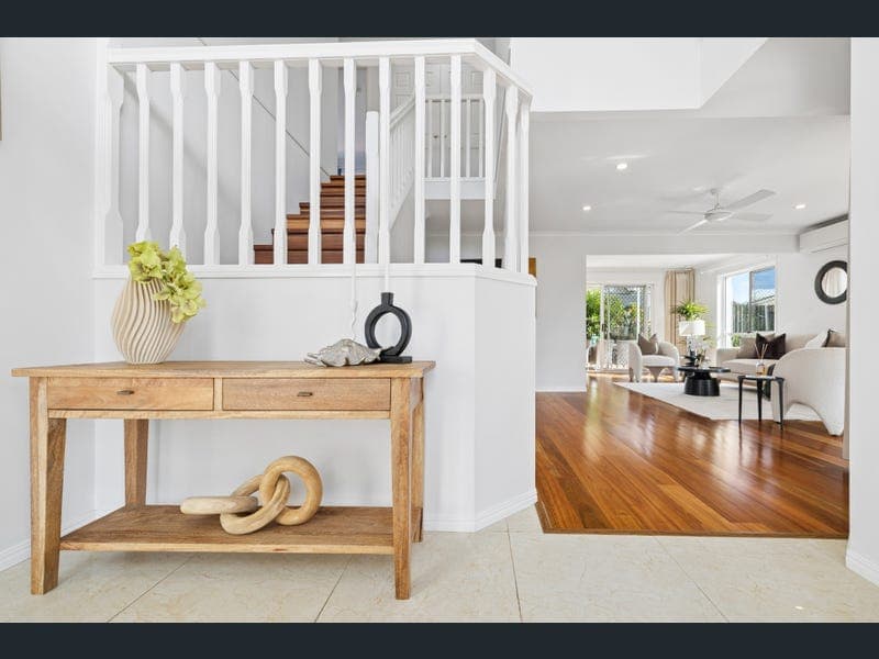6 Hampshire Close, Carindale — photo 1 of 5