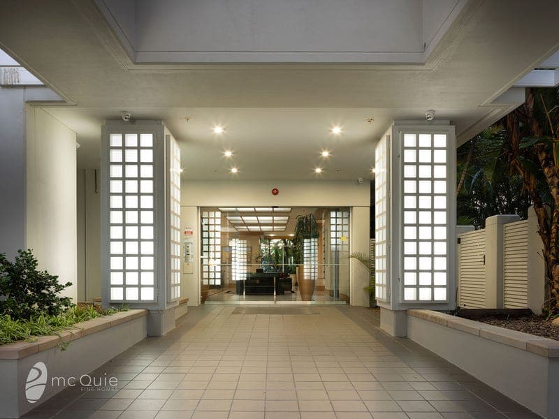 20 Riverview Parade, Surfers Paradise — photo 1 of 5