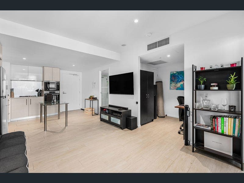 802/95 Linton Street, Kangaroo Point — photo 1 of 5