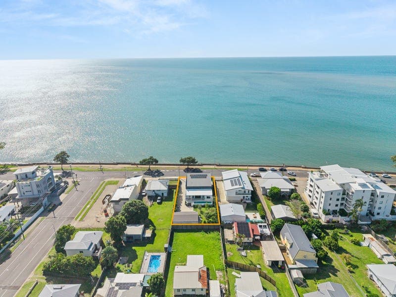 555 Esplanade, Urangan — photo 1 of 5