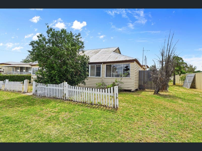 12 Orpen St, Dalby — photo 1 of 5