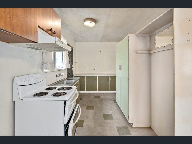 409 Nursery Road, Holland Park — photo 1 of 5