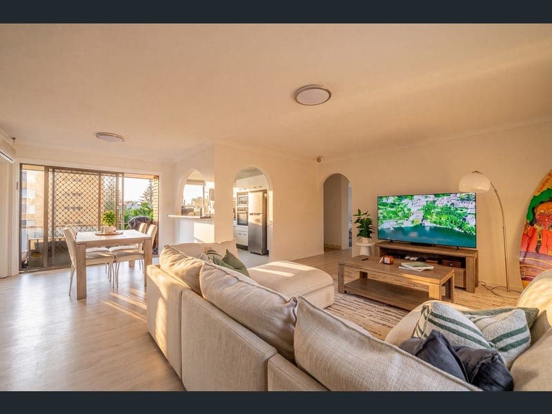 8/10 Elizabeth Avenue, Broadbeach — photo 1 of 5