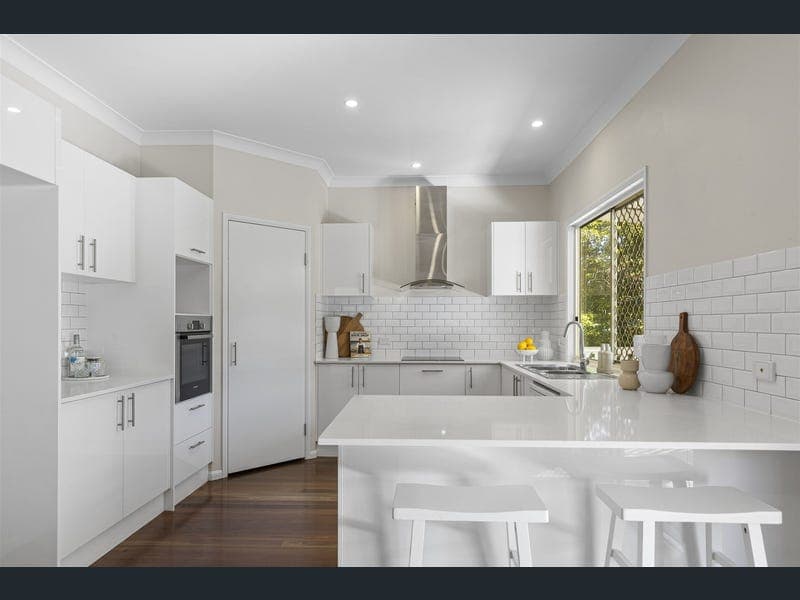 9 Valencia Court, Eatons Hill — photo 1 of 5