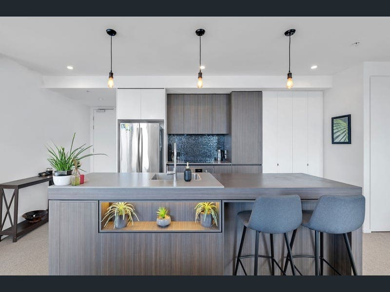 170/31 Queensland Avenue, Broadbeach — photo 1 of 5