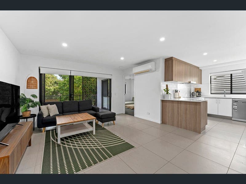 2/49 Northcliffe Street, Murarrie — photo 1 of 5